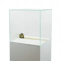 Glazen beschermkap | glazen stolp voor op sokkel | museumvitrine
