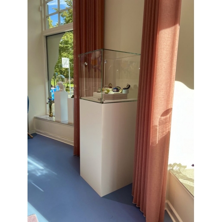 Glasmontre med dør