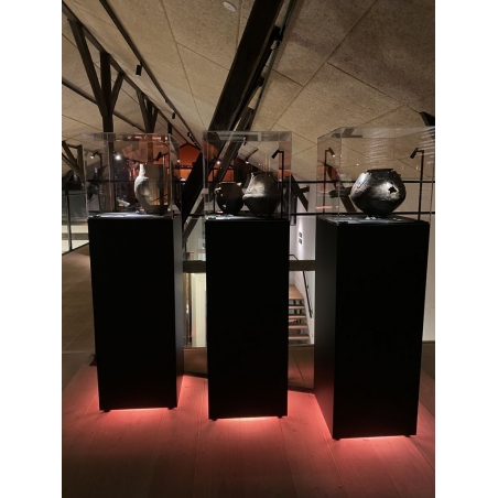 Podie sort 30 x 30 x 100 cm + montre 30 x 30 x 30 cm + 2x LED