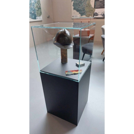 Podie sort 30 x 30 x 100 cm + montre 30 x 30 x 30 cm + 2x LED