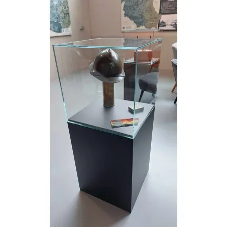 Podie sort 30 x 30 x 100 cm + montre 30 x 30 x 30 cm + 2x LED