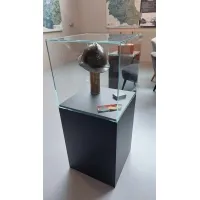Podie sort 30 x 30 x 100 cm + montre 30 x 30 x 30 cm + 2x LED