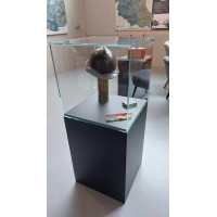 Podie sort 40 x 40 x 100 cm + montre 40 x 40 x 40 cm + 2x LED