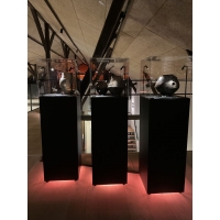 Podie sort 50 x 50 x 100 cm + montre 50 x 50 x 50 cm + 2x LED