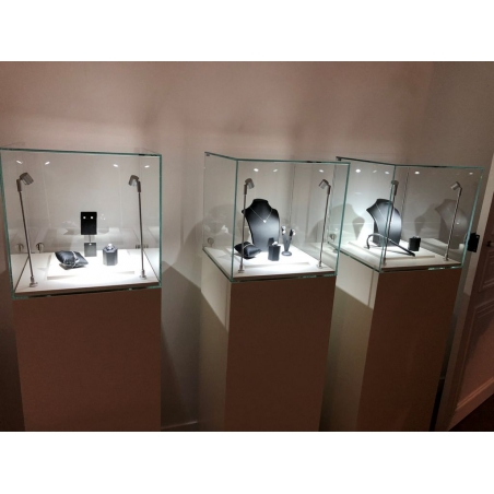 Podie hvid 50 x 50 x 100 cm + montre 50 x 50 x 50 cm + 2x LED